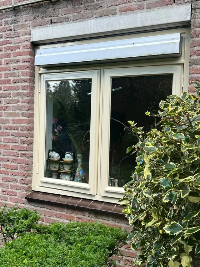 Gevel met opnieuw geschilderde kozijnen van een woongebouw